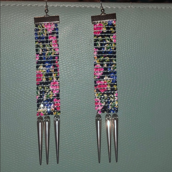 Dangle earrings with flower design - Picture 1 of 3